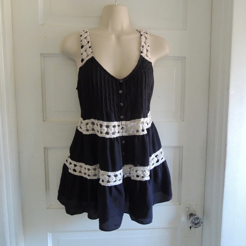 Anthro Vanessa Virginia Black & White Melisande Crochet Lace Top 2 *Runs L